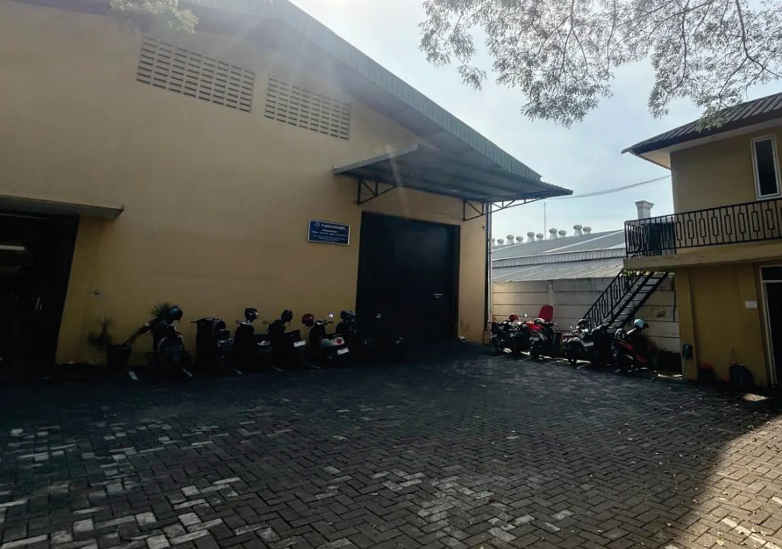 Halaman muka gudang dan kantor operasional perusahaan